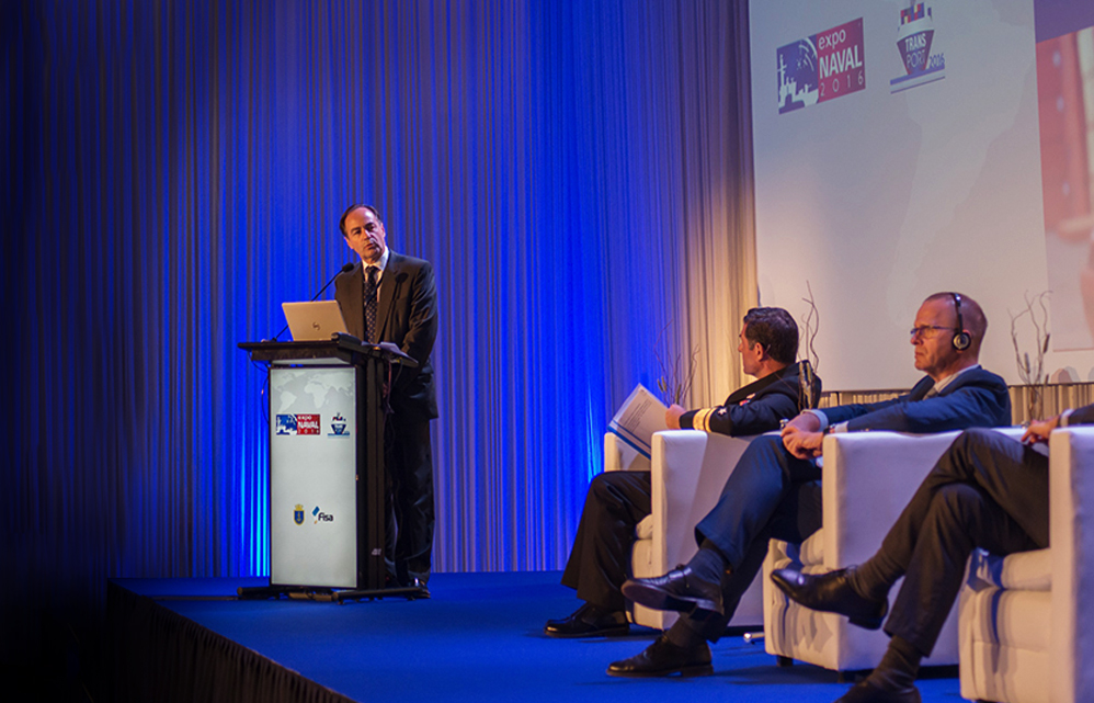 Presidente-del-directorio-de-SAAM-expone-en-Exponaval